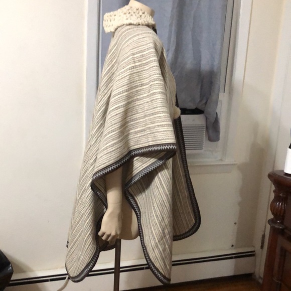 WOMENS PONCHO - Picture 3 of 6